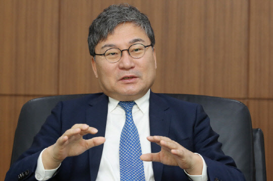 이상직 의원이 회삿돈을 빼돌려 딸에게 외제 스포츠 카를 사주고 "안전을 위해 구매했다"고 해명했다. <연합뉴스>
